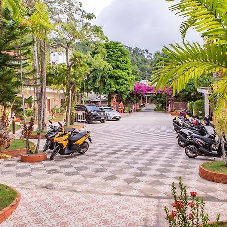 Coconut Resort Hotel Patong Buitenkant foto