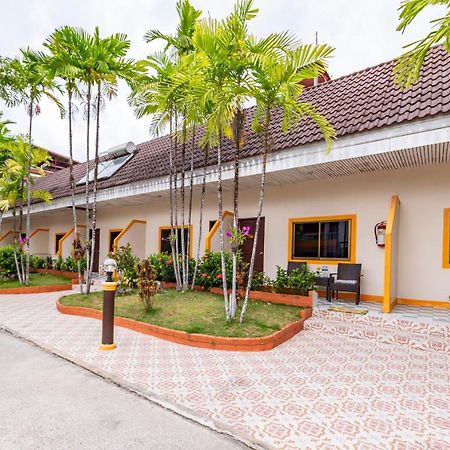 Coconut Resort Hotel Patong Buitenkant foto