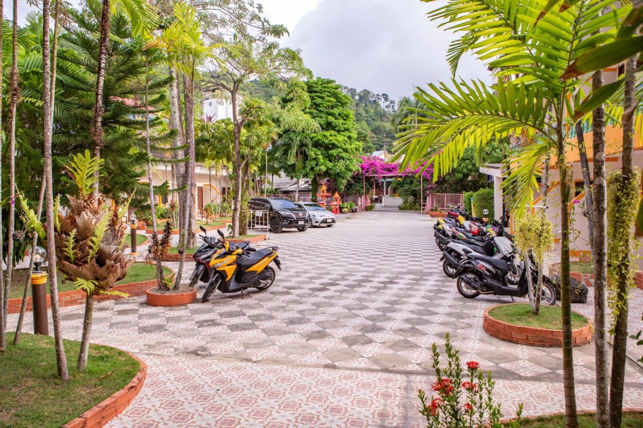 Coconut Resort Hotel Patong Buitenkant foto