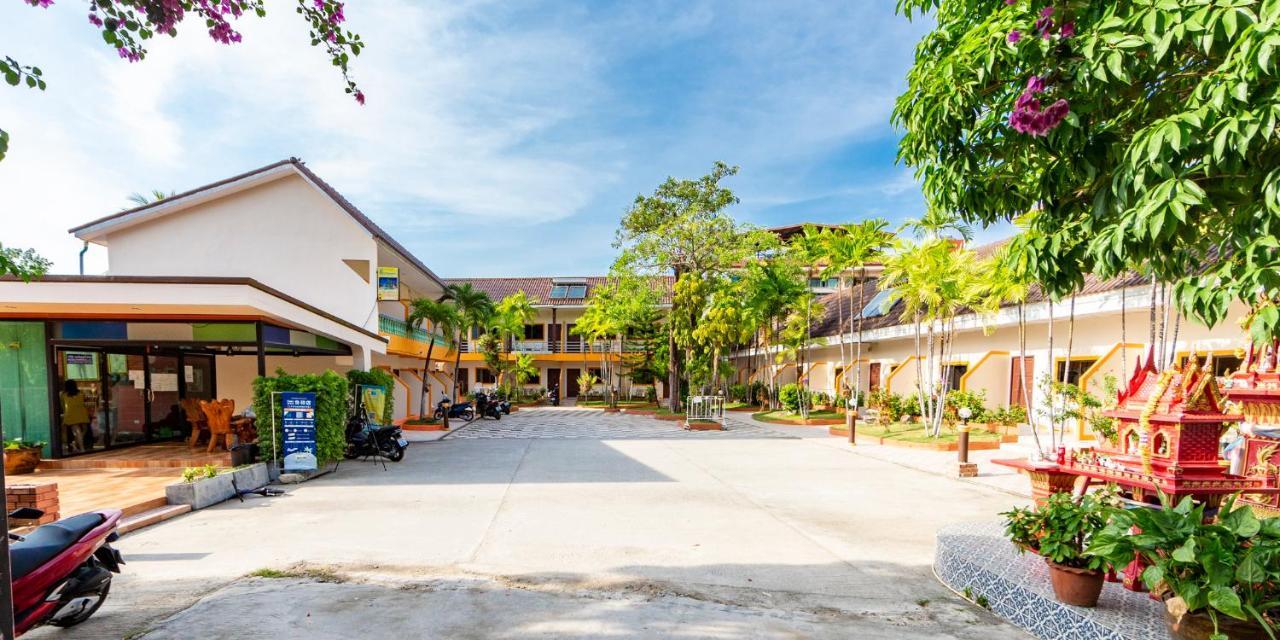 Coconut Resort Hotel Patong Buitenkant foto