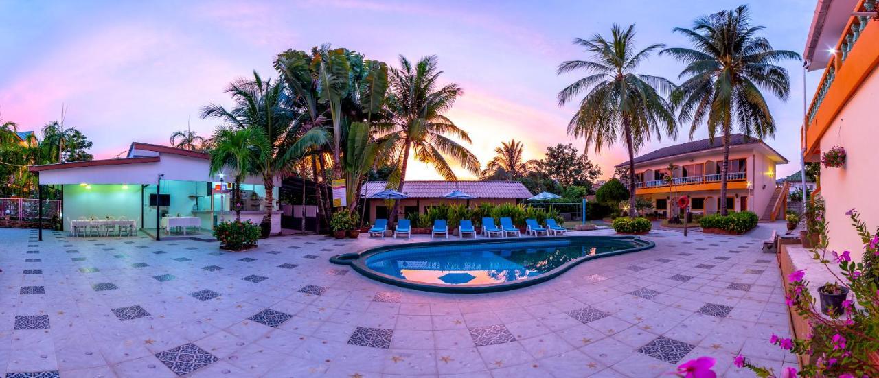 Coconut Resort Hotel Patong Buitenkant foto