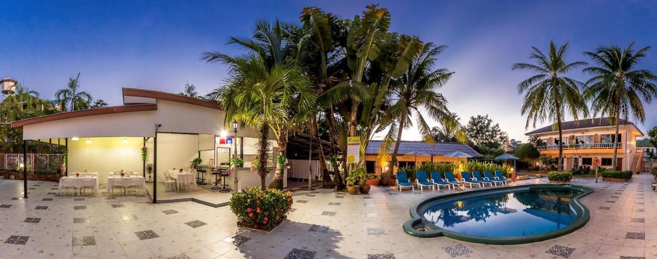 Coconut Resort Hotel Patong Buitenkant foto