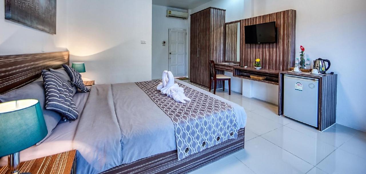 Coconut Resort Hotel Patong Buitenkant foto